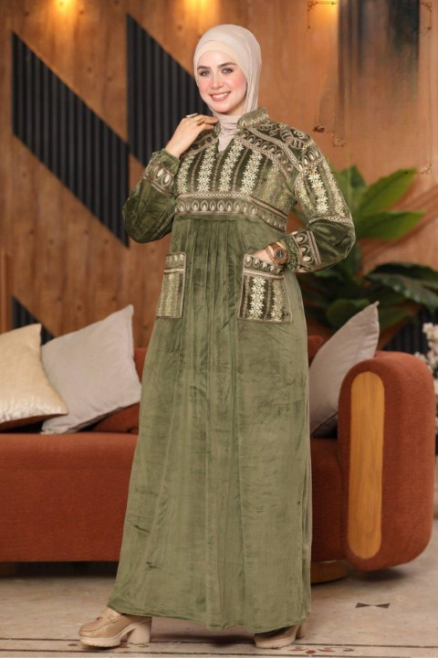 عباية قطيفة شتوي استقبال وخروج نسائية فاخرة – خامة هايدي تقيلة مستوردة مطرزة بتطريز أنيق – مقاس 1 من 60 حتى 85 كجم ومقاس 2 من 85 حتى 120 كجم