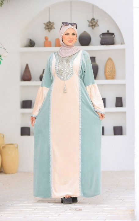 عباية حريمي قطيفة للاستقبال والخروج – خامة قطيفة هايدي مستوردة عالية الجودة – مقاسين حتى 120 كجم – تصميم أنيق ومريح بخياطة وفنش ممتاز