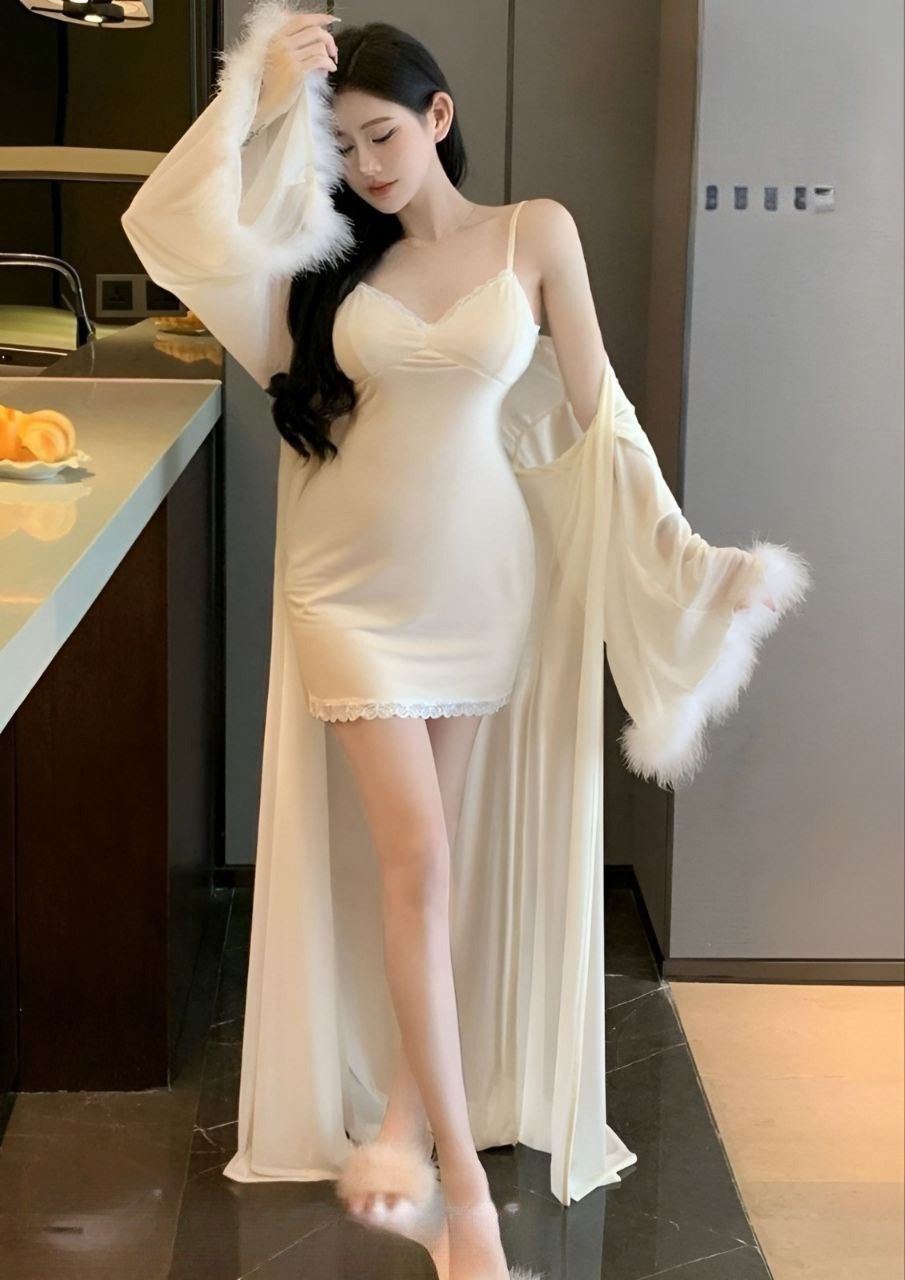 قميص نوم طويل مع روب – خامة زبدة وتل ناعم بفرو على الأكمام