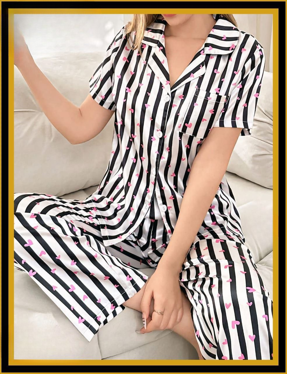 بيجامة ستان نص كم بأزرار – تصميم مقلم أبيض × أسود مزين بقلوب بينك